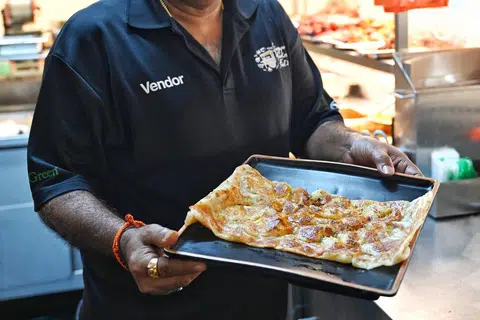 RAIKAN KEMENANGAN: Roti perata nanas dan roti perata nanas keju dijual dengan potongan harga sebanyak 50 peratus selepas kemenangan Encik Tharman Shanmugaratnam dalam Pilihan Raya Presiden yang berlangsung baru-baru ini.