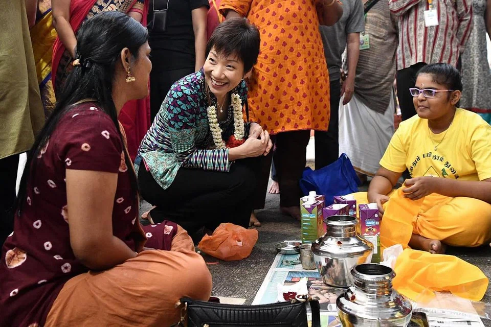 WARISAN BUDAYA PENTING: Cik Fu (dua dari kiri) bertemu dengan satu keluarga Hindu yang berkongsi pengalaman mereka dengannya semasa menghadiri satu sambutan Thaipusam semalam. - Foto BH oleh CHONG JUN LIANG