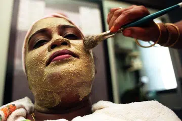 HARUS SESUAI DENGAN KULIT: Sapukan bahan pengelupas kulit dengan menggunakan bahan alamiah paling digalakkan tetapi harus bersesuaian dengan jenis kulit (gambar hiasan).