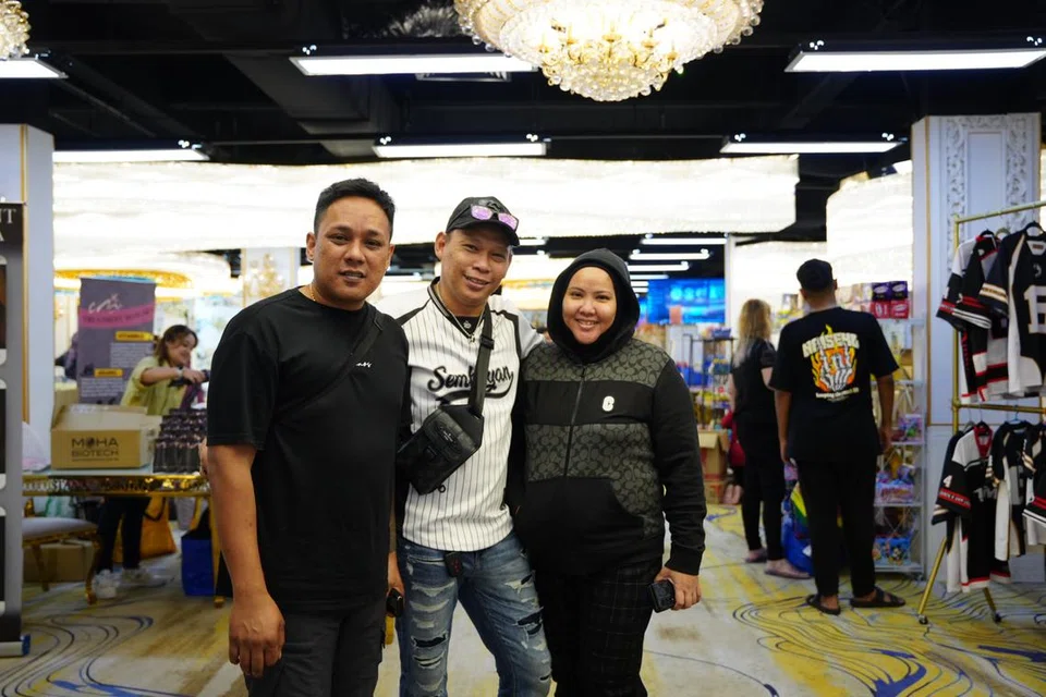 Tauke Mango Bossku, Encik Mohamad Hussin Said (kiri) bersama pemilik Irmaya Wedding Gallery, Encik Irwan Rohani (tengah) dan Cik Nurmaya Mohd Salleh (kanan) di lokasi baru acara Trifecta Fest, Istana Ballroom@86 Marine Parade Central.