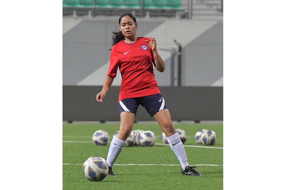 BAKAT GENERASI SETERUSNYA: Umairah, 19 tahun, sudah membuat 10 penampilan senior untuk Singapura dan berharap pengalaman itu dapat bantu negara atasi Indonesia dalam perlawanan kelayakan Piala Asia Wanita 2022. - Foto BM oleh ALPHONSUS CHERN