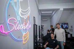 Encik Izz Danish Muhammad Razali (kiri) dan rakannya, Encik Muhammad Syakir Jeffry (kanan), mengendalikan bersama kedai gunting rambut, Slicklab Barbershop, yang terletak di Blok 233, Bukit Batok East Avenue 5.