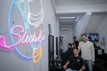 Encik Izz Danish Muhammad Razali (kiri) dan rakannya, Encik Muhammad Syakir Jeffry (kanan), mengendalikan bersama kedai gunting rambut, Slicklab Barbershop, yang terletak di Blok 233, Bukit Batok East Avenue 5.