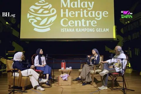 Penerbit podcast, Cik Natasha Mustafa (kiri), bersama kurator TWM, Cik Syafiqah Jaafar (dua dari kiri), bersama dua seniman, Fazleen Karlan dan Tumadi Patri (kanan), yang merupakan antara lima seniman yang diketengahkan dalam TWM yang diberi nafas baru. 