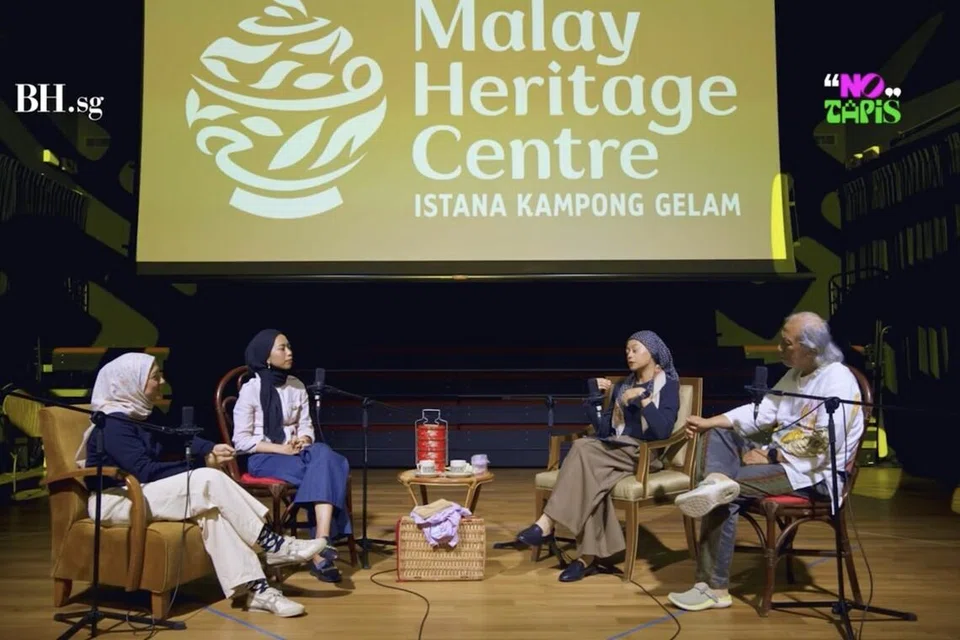 Penerbit podcast, Cik Natasha Mustafa (kiri), bersama kurator TWM, Cik Syafiqah Jaafar (dua dari kiri), bersama dua seniman, Fazleen Karlan dan Tumadi Patri (kanan), yang merupakan antara lima seniman yang diketengahkan dalam TWM yang diberi nafas baru. 