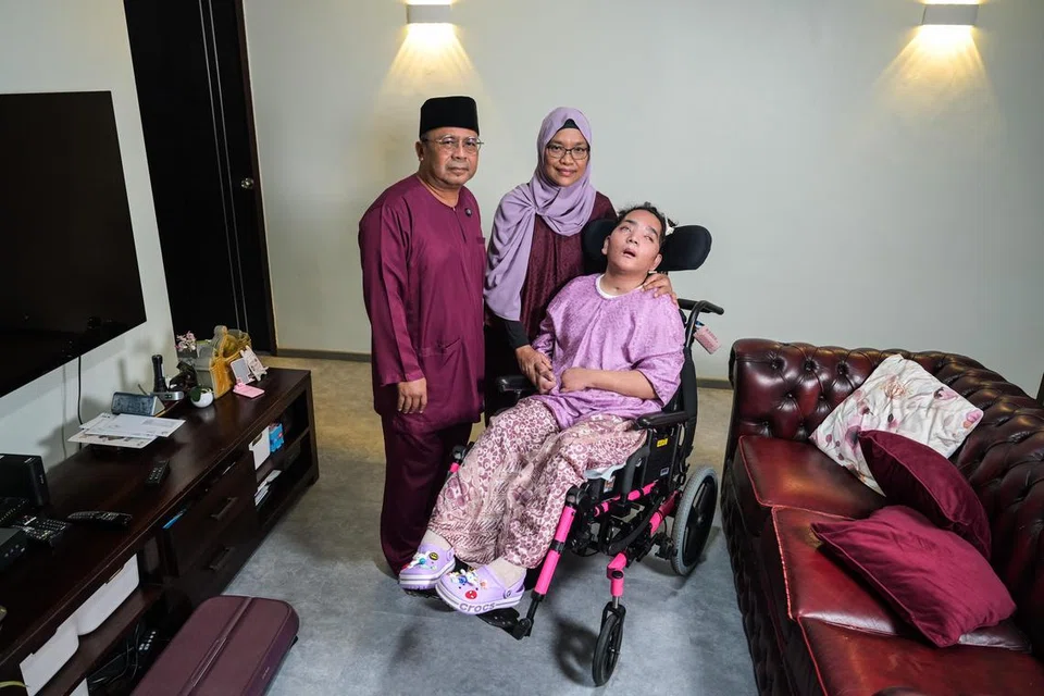 Kedua-dua Encik Mohammad Razib Samsudin dan Cik Anisah Salim berhenti bekerja sepenuh masa untuk menjaga anak kedua mereka, Cik Nuruljannah (berkerusi roda).  