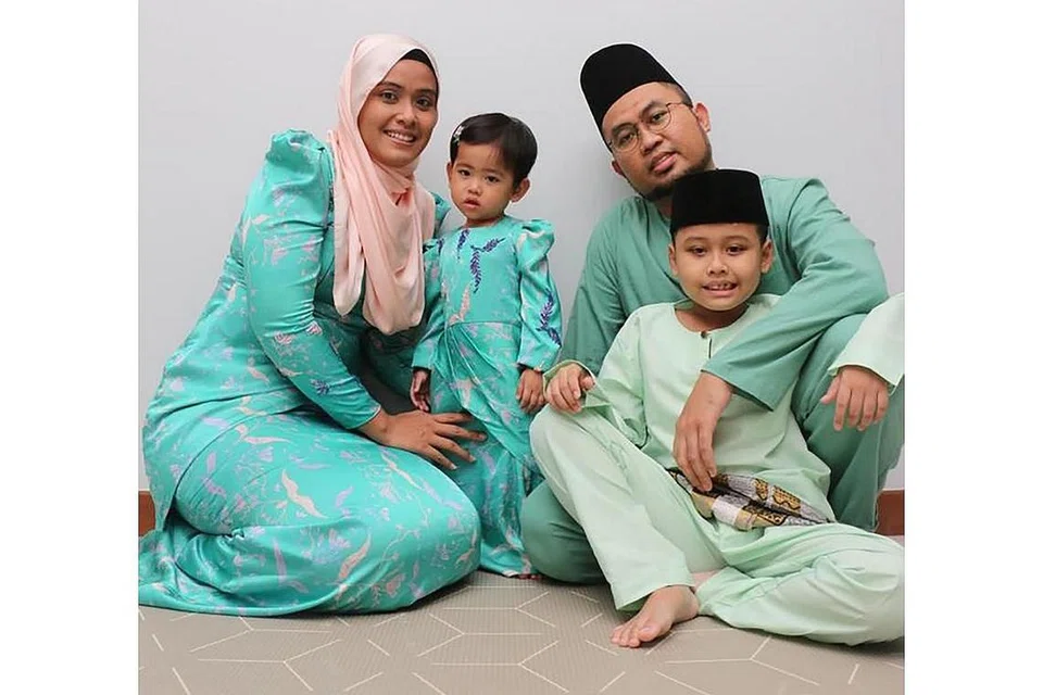 MESRA BERGAUL: Cik Liana Sadli yang bergambar bersama suami, Encik Ezahan Hanafi, berkata kehadiran anak sulungnya, Elman Naim membantu perkembangan sosial anak bongsunya, Elena. - Foto ihsan LIANA SADLI
