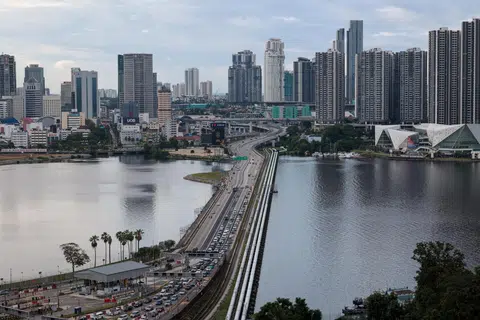 Thomson Medical Group dan Centurion Corporation telah melahirkan minat untuk melabur dalam Zon Ekonomi Khas Johor-Singapura (JS-SEZ), menurut Maybank. 