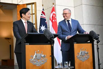 Perdana Menteri, Encik Lawrence Wong (kiri), dan Perdana Menteri Australia, Encik Anthony Albanese, mengadakan sidang media bersama di Bangunan Parlimen di Canberra, Australia pada 8 Oktober. 