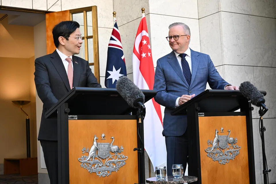 Perdana Menteri, Encik Lawrence Wong (kiri), dan Perdana Menteri Australia, Encik Anthony Albanese, mengadakan sidang media bersama di Bangunan Parlimen di Canberra, Australia pada 8 Oktober. 