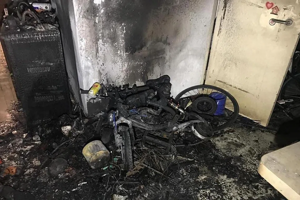 KEBAKARAN: Pihak SCDF memadamkan kebakaran akibat alat mobiliti peribadi (PMD) yang dicas di Fernvale Link pada September 2020. - Foto SCDF