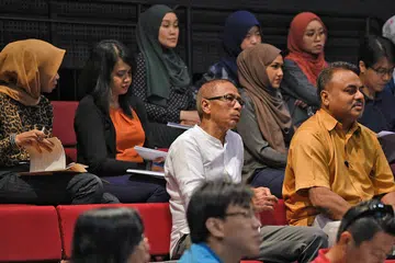BERMINAT DALAM TENDER: Wakil-wakil syarikat mendengar taklimat yang diadakan di auditorium Taman Warisan Melayu semalam. - Foto BH oleh MARK CHEONG