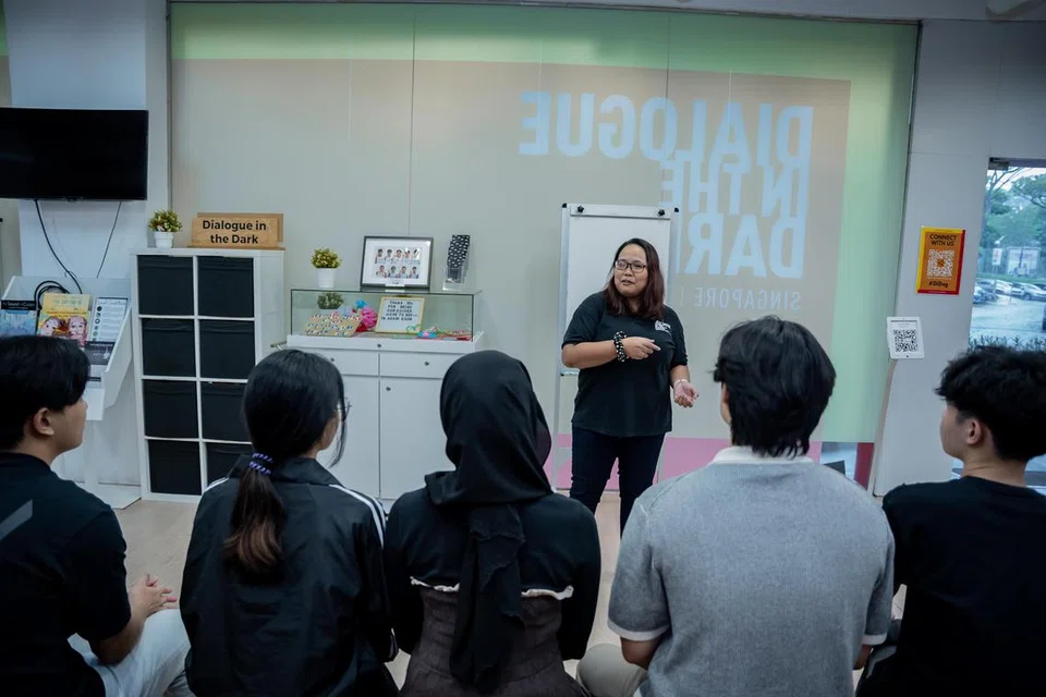 Cik Norliana Mohamed Ajam merupakan jurupandu program, ‘Dialog Dalam Gelap Singapura’, yang bertujuan menggalakkan penyertaan sosial golongan kurang upaya dan kurang bernasib baik agar mengenali dunia dalam gelap yang ada sinar di sebaliknya.