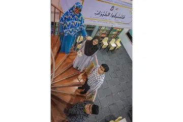 CENDEKIAWAN ABAD 21: Menurut Cik Khairiana (kiri) IBDP di Aljunied bukan sahaja memainkan peranan membentuk asatizah masa depan, tetapi ia juga membentuk anggota masyarakat Islam yang mempunyai asas yang kukuh dalam kededua pengetahuan ukhrawi dan duniawi. Beliau bergambar bersama salah seorang guru IBDP, Encik Abdul Malek (kanan) dan dua pelajar program itu, Cik Anissa dan Encik Hussein. - Foto BH oleh NUR DIYANA TAHA