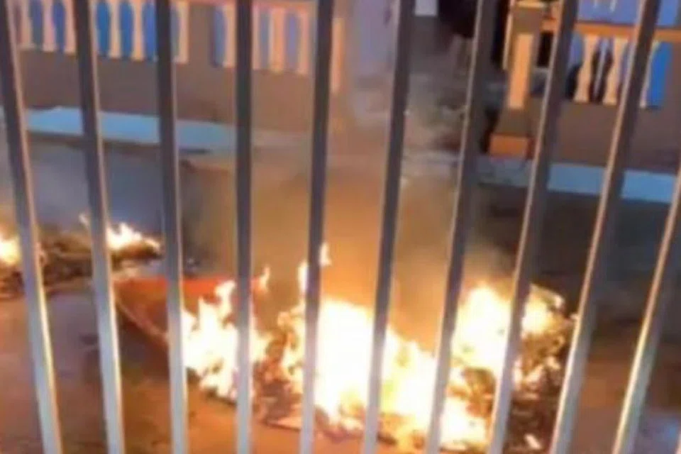 SIASAT PUNCA: Rakaman video surau di Kampung Parit Bangas, Seri Medan, Batu Pahat, Johor, yang turut terbakar dipercayai angkara perbuatan khianat pada 15 Januari malam, sehingga merosakkan beberapa bahagian surau berkenaan, tersebar di media sosial. 