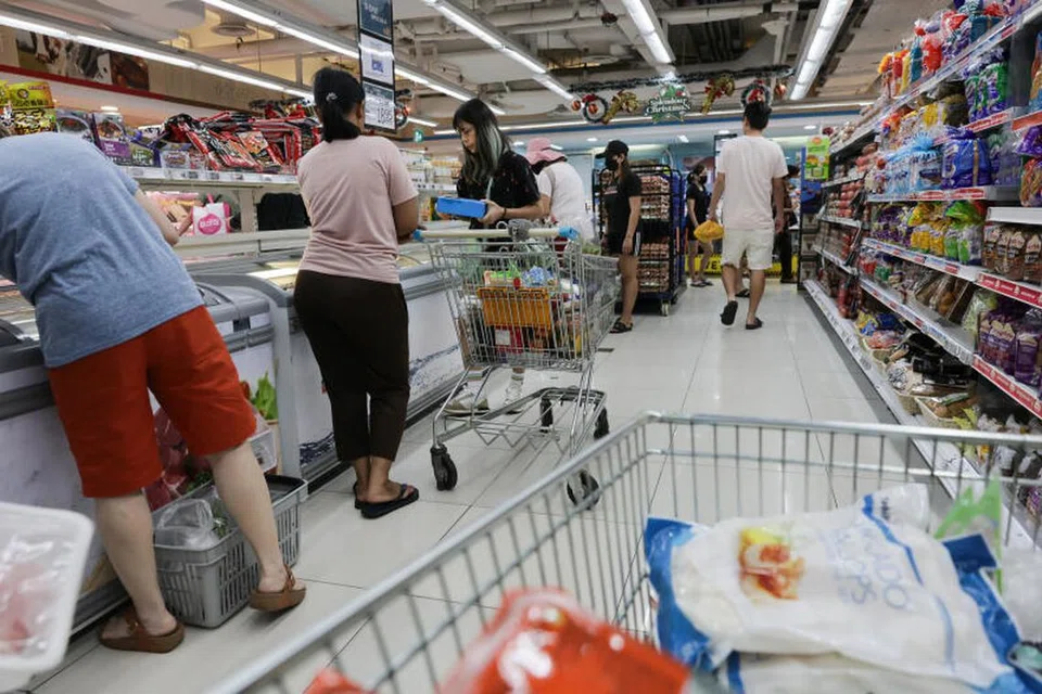 KOS MENINGKAT: Mulai 1 Januari, kadar GST akan dinaikkan kepada 9 peratus di Singapura. 