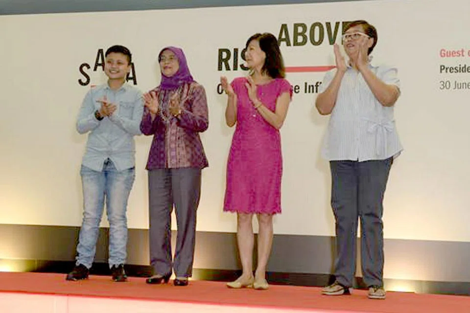 KEMPEN ANTIDADAH: Puan Halimah Yacob (dua dari kiri) yang melancarkan kempen SANA semalam bersama (dari kanan) isteri seorang bekas pesalah dadah, Cik Rasidah Ali; Presiden SANA, Cik Quek Bin Hwee; dan seorang bekas pesalah dadah, Cik Nadia. - Foto SANA