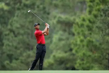 BAGAI SIRIH PULANG KE GAGANG: Pemain masyhur dunia Tiger Woods melepaskan ayunan kedua di lubang ke-14 sewaktu peringkat akhir kejohanan Masters di Kelab Golf Kebangsaan Augusta, Augusta, Georgia, Amerika Syarikat, baru-baru ini. Beliau berjaya memenangi kejohanan itu tahun ini. Dalam rencana ini, Woods mengongsi pengalaman sulungnya bertarung dalam pertandingan itu di tempat sama. - Foto AFP