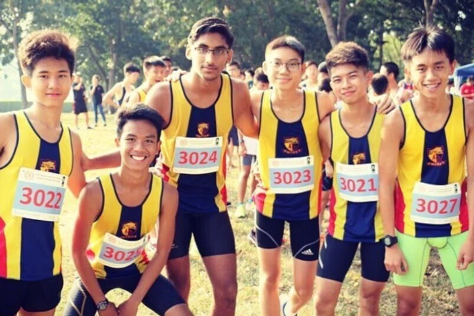Amir Rusyaidi Osman (dua dari kiri) mula berlari dalam pasukan merentas desa Sekolah Anglo Chinese Bebas (ACSI) seawal usia 14 tahun.