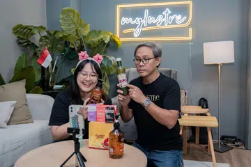Cik Nurul Husna Osman, 25 tahun, bersama ayahnya yang juga pemilik perniagaan MyLustre. MyLustre kembangkan perniagaan mereka kepada Shopee, di mana mereka melakukan strim secara langsung, setiap hari. 