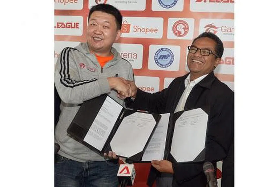 TAJAAN REKOD: Encik Forrest Li berharap tajaannya dapat membantu membangun bola sepak setempat, sementara Encik Zainudin berkata falsafah FAS dan Garena serupa kerana mementingkan pembangunan bakat muda. 