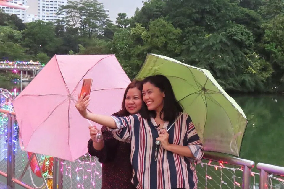 BOLEH 'SELFIE': Wartawan dan hos 'The BM Show', Cik Irma Kamarudin (kanan) dan wartawan Cik Atiyyah Mohd Said, sempat merebut peluang untuk mengambil 'selfie' semasa membawa para penonton menerokai estet kejiranan Bukit Panjang. - Foto THE BM SHOW