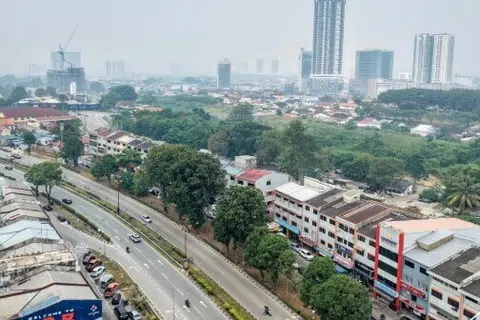 Berdasarkan semakan terkini pada 16 September, jumlah kawasan di Johor yang mencatatkan Indeks Pencemaran Udara (IPU) tidak sihat berkurang daripada tujuh kepada empat, dengan Larkin, Kota Tinggi dan Pengerang tidak lagi tersenarai dalam paparan kawasan dengan IPU melebihi 100.