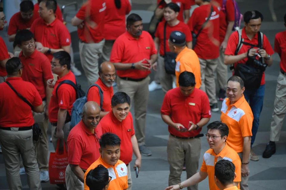 Pengerusi Parti Demokratik Singapura (SDP), Profesor Paul Tambyah (paling kiri), dan Setiausaha Agung Parti Perpaduan Nasional (NSP), Encik Spencer Ng (kanan), dilihat bersama anggota parti dan sukarelawan mereka di Kampung Admiralty pada 6 April.