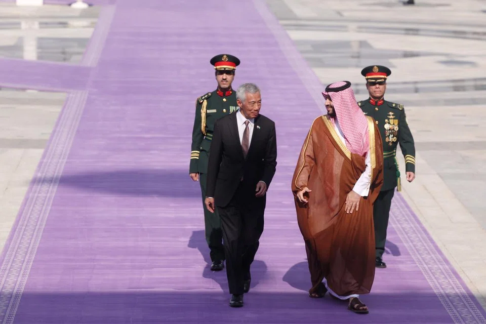 HUBUNGAN DUA HALA: Perdana Menteri, Encik Lee Hsien Loong, serta Putera Mahkota dan Perdana Menteri Arab Saudi, Putera Mahkota Mohammed Salman Al Saud, bincang usaha tingkat hubungan dua hala termasuk dalam bidang perdagangan dan pelaburan, tenaga hijau, ekonomi digital serta pembangunan sektor awam. Semasa pertemuan mereka di Istana Al Yamamah di Riyadh, Encik Lee turut dijamu makan tengah hari oleh Putera Mahkota Mohammed.