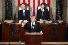 LAKAR ARAH TUJU: Encik Donald Trump (depan) berucap di Dewan Kongres bagi membentangkan apa isu yang ingin ditanganinya pada tahun pertama di Rumah Putih. Di belakangnya iala Naib Presiden Mike Pence (kiri) dan Speaker Dewan, Encik Paul Ryan. - Foto AFP