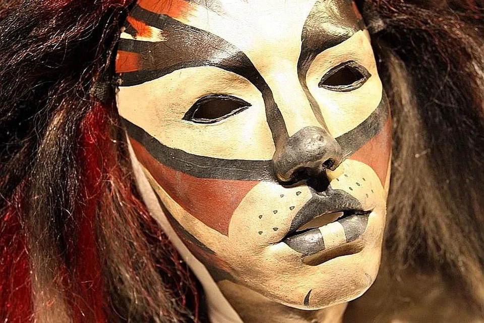 TIDAK JUJUR: Sikap orang yang dikatakan talam dua muka dalam masyarakat Melayu bermakna dia bermuka dua atau tidak jujur ibarat seorang yang memakai topeng untuk menyembunyikan wajahnya yang sebenar. - Foto-foto fail