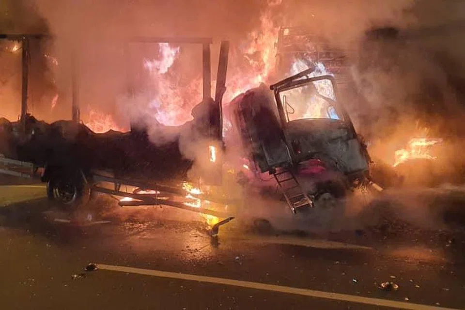 Keadaan sebuah lori yang terbakar dalam kemalangan maut di laluan Lingkaran Tengah Utama di Bentong, Pahang, yang menyebabkan lelaki yang memandu lori itu rentung, pada 13 Mei.