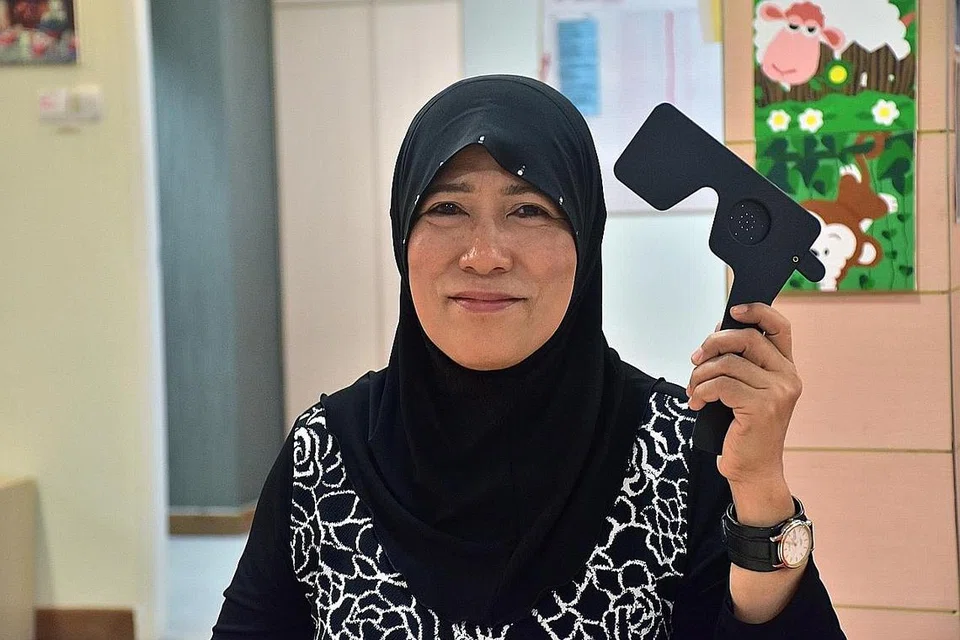 MUJUR JALANI PEMERIKSAAN: Cik Sakilah Abdul Rahman berasa bertuah kerana berpeluang menjalani Pemeriksaan Fungsi, terutamanya bagi matanya yang kurang jelas setiap kali beliau perlu membaca. - Foto MOH