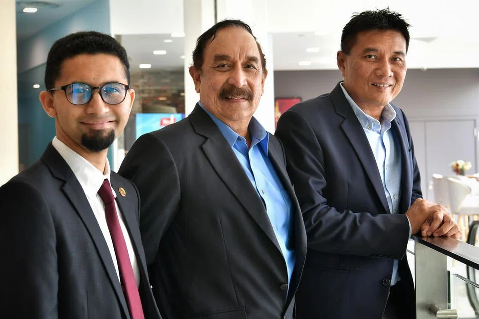 Encik Farid Khan, Presiden Dewan Perniagaan dan Perusahaan Melayu Singapura (tengah)