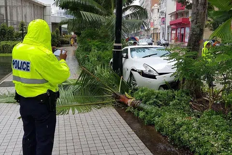 Gambar yang dihantar ke laman web kewartawanan Stomp menunjukkan kereta putih di pinggir jalan dengan bumper hadapan tertanggal. 