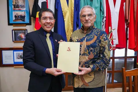 UCAP TAHNIAH: Menteri Kedua (Ehwal Luar), Dr Mohamad Maliki Osman (kiri), menyampaikan surat ucapan tahniah daripada Presiden Halimah Yacob kepada Presiden Timor-Leste, Encik Jose Ramos-Horta. - Foto MCI