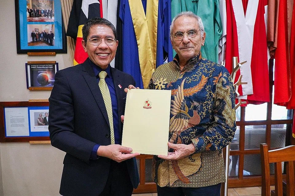 UCAP TAHNIAH: Menteri Kedua (Ehwal Luar), Dr Mohamad Maliki Osman (kiri), menyampaikan surat ucapan tahniah daripada Presiden Halimah Yacob kepada Presiden Timor-Leste, Encik Jose Ramos-Horta. - Foto MCI