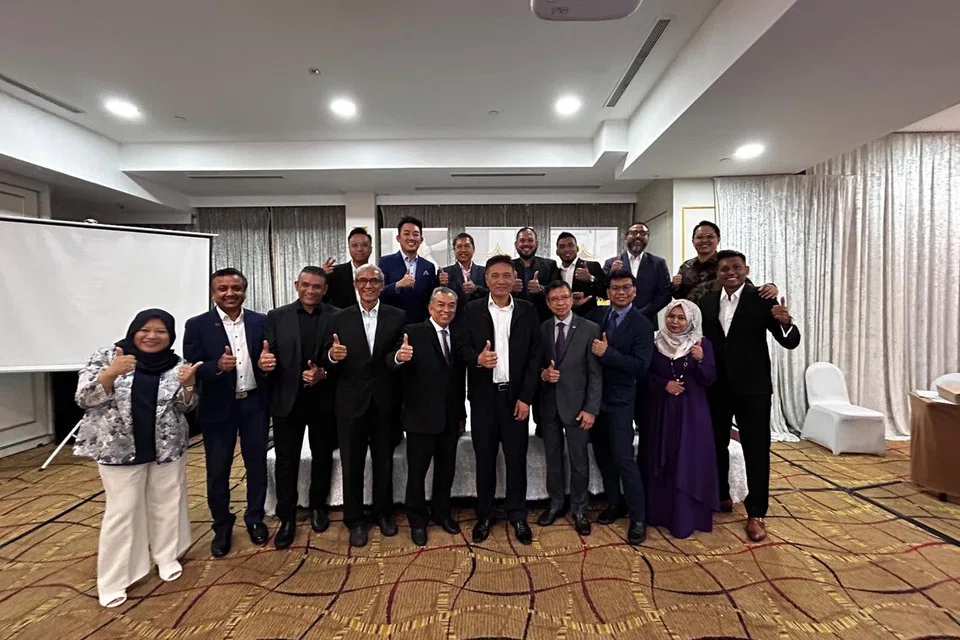 LEMBAGA PENGARAH BARU:  Encik Abu Bakar Mohd Nor, presiden (enam dari kiri), Encik Azhar Othman, timbalan presiden (lapan dari kiri), bersama anggota lembaga pengarah Dewan Perniagaan dan Perusahaan Melayu Singapura (DPPMS), yang dipilih dalam Mesyuarat Agung Tahunan (AGM) di Village Hotel Bugis pada Khamis. Turut bergambar ialah mantan Menteri Negara Kanan, Encik Zainul Abidin Rasheed (empat dari kiri) dan mantan Anggota Parlimen, Encik Ahmad Magad, jawatankuasa bebas AGM.