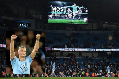 REKOD BARU: Skrin gergasi mengiktiraf penyerang Manchester City dari Norway, Erling Haaland, menjaringkan 'gol terbanyak dalam satu musim' selepas City menewaskan West Ham 3-0 di Stadium Etihad pada Rabu. - Foto-foto AFP, EPA-EFE
