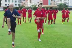 Pemain Pasukan Pilihan Singapura berlatih untuk Piala Sultan Selangor yang akan berlangsung di Stadium Nasional Singapura malam Sabtu. FOTO: Qashrul Hidafi