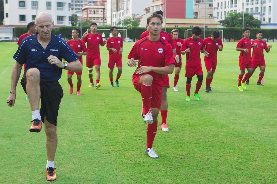 Pemain Pasukan Pilihan Singapura berlatih untuk Piala Sultan Selangor yang akan berlangsung di Stadium Nasional Singapura malam Sabtu. FOTO: Qashrul Hidafi