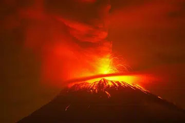 AWAN MERAH: Gunung yang mempasak bumi dan isinya turut menyahut panggilan awan dan angin seperti yang diperintahkan oleh Sang Pencipta. (Gambar hiasan)