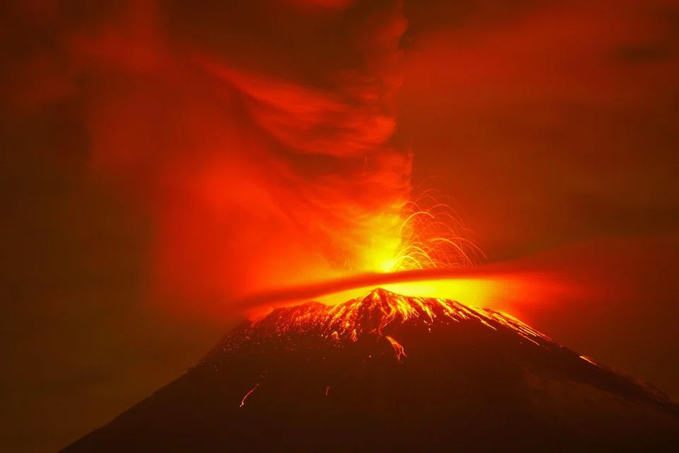 AWAN MERAH: Gunung yang mempasak bumi dan isinya turut menyahut panggilan awan dan angin seperti yang diperintahkan oleh Sang Pencipta. (Gambar hiasan)