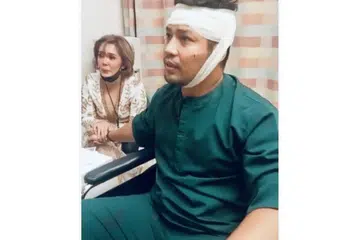 DETIK CEMAS: Pelakon Kamal Adli digegaskan ke Hospital Besar Changi (CGH) dan menjalani pembedahan menyusuli serangan pada kepala dan belakang badannya di Singapore Expo. Beliau ditemani isterinya Uqasha Senrose yang dalam keadaan trauma. - Foto TANGKAP LAYAR VIDEO ROSLAN SHAH