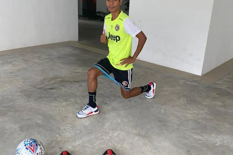 MASIH BERLATIH: Oleh kerana musim bola sepak tempatan telah ditangguhkan dan latihan di peringkat kelab dibatalkan disebabkan sekatan 'pemutus litar', penyerang Balestier Khalsa, Hazzuwan Halim tidak membuang masa yang ada tanpa melakukan apa-apa. Beliau, seperti pemain bola sepak profesional tempatan yang lain, harus menjalani latihan sendiri di rumah agar dapat mengekalkan tahap kecerdasan dan kesihatan mereka. - Foto ihsan Hazzuwan Halim