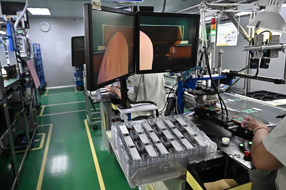 Para pekerja sedang memasang kalkulator di kilang Casio di wilayah Nakhon Ratchasima, Thailand, pada 12 November 2025. Walaupun AI mungkin satu hari nanti tamatkan era kalkulator plastik ringkas ini, Casio dari Jepun masih menjual puluhan juta unit setiap tahun dan malah melihat peluang  terus berkembang.