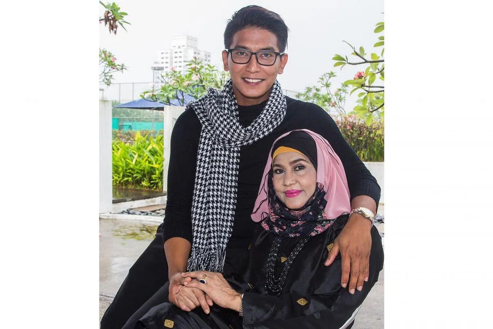 "Memang dah lama Fido merancang untuk beristeri semula... calon ada tetapi agaknya tak ada jodoh. Mujur Fido rapat dengan mak. Maklah yang selalu beri nasihat tentang calon isteri yang baik... ya lah kadangkala kita tak nampak kelemahan orang bila bercinta." - Pelakon Fido Ahdross yang juga anak pelakon Fauziah Zie (gambar atas).