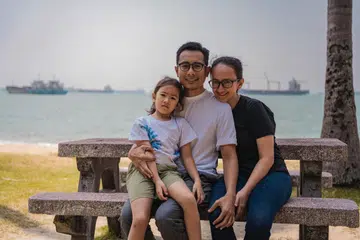 PANJANG UMUR: Dr Siti Shafia Yang Razali (kanan) kembali sedar setelah jantungnya terhenti selama 40 minit. Suaminya, Encik Nasron Azis, (tengah) bersama Pihak Pertama Bertindak dalam Masyarakat (CFR), Encik Patrick Cheong (tiada dalam gambar), memberi bantuan pernafasan kecemasan (CPR) dan menggunakan Defibrilator Luaran Automatik (AED) sementara menunggu ketibaan ambulans. Bersama mereka dalam gambar ialah anak perempuan pasangan itu, Zara Medina. 