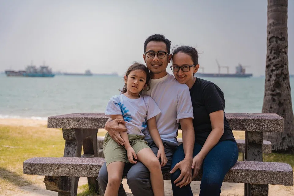 PANJANG UMUR: Dr Siti Shafia Yang Razali (kanan) kembali sedar setelah jantungnya terhenti selama 40 minit. Suaminya, Encik Nasron Azis, (tengah) bersama Pihak Pertama Bertindak dalam Masyarakat (CFR), Encik Patrick Cheong (tiada dalam gambar), memberi bantuan pernafasan kecemasan (CPR) dan menggunakan Defibrilator Luaran Automatik (AED) sementara menunggu ketibaan ambulans. Bersama mereka dalam gambar ialah anak perempuan pasangan itu, Zara Medina. Foto NUR DIYANA TAHA