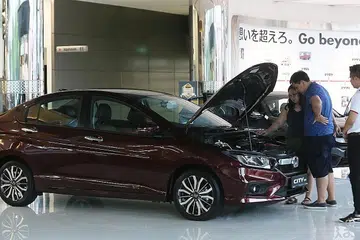 KADAR MEROSOT LEBIH KETARA: Harga kereta lebih rendah ekoran Sijil Hak Memiliki Kenderaan (COE) lebih rendah antara faktor yang menyumbang kepada kemerosotan kos pengangkutan yang lebih ketara bagi November berbanding bulan sebelumnya. - Foto SHIN MIN